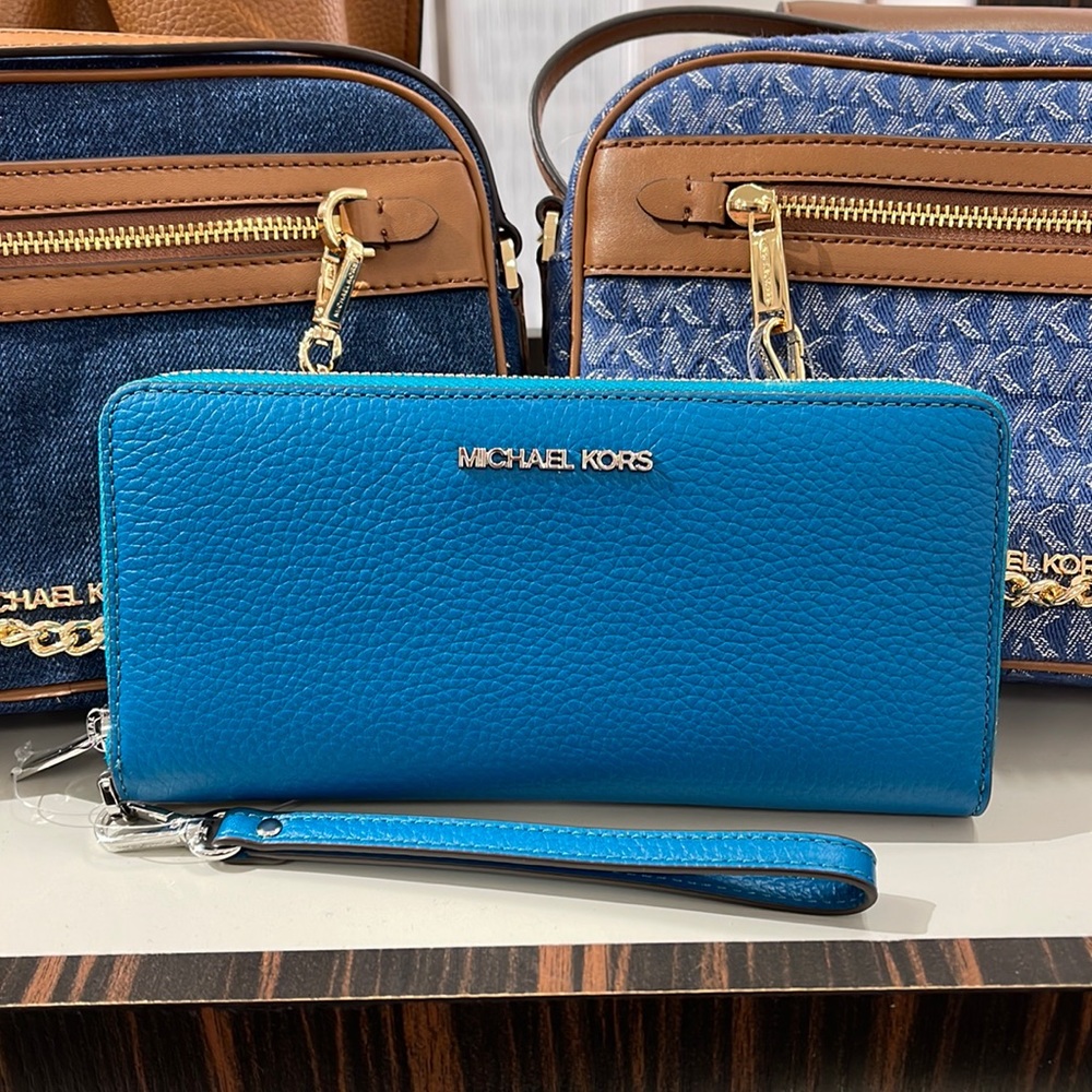 Michael Kors Jet Set Travel Large Travel CONTINENTAL 
Lagoon